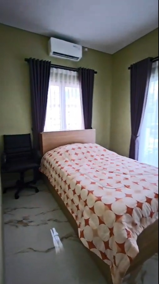 Rumah Brand New, Furnished, Dalam Townhouse, Lokasi Strategis, One Gate System, Row Jalan Lebar