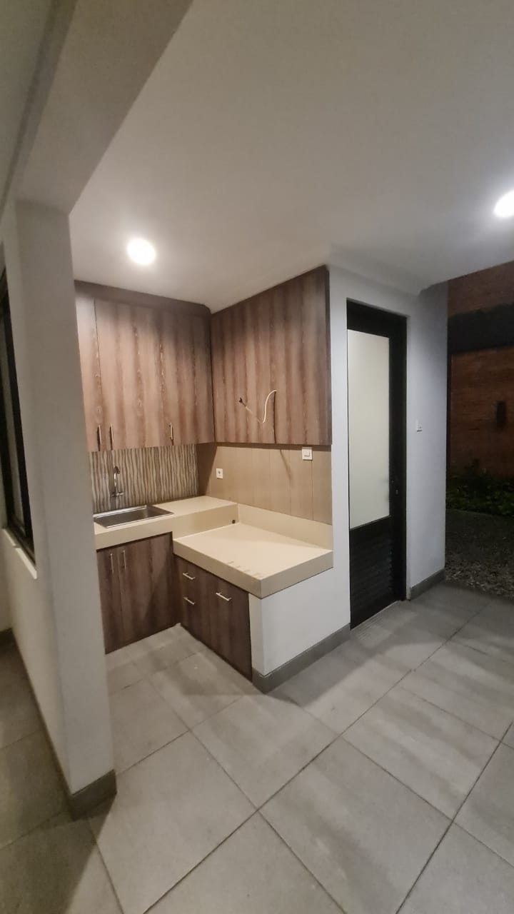 Rumah Baru di Cilandak Jakarta Selatan. 3 Lt. Siap Huni. Bisa KPR