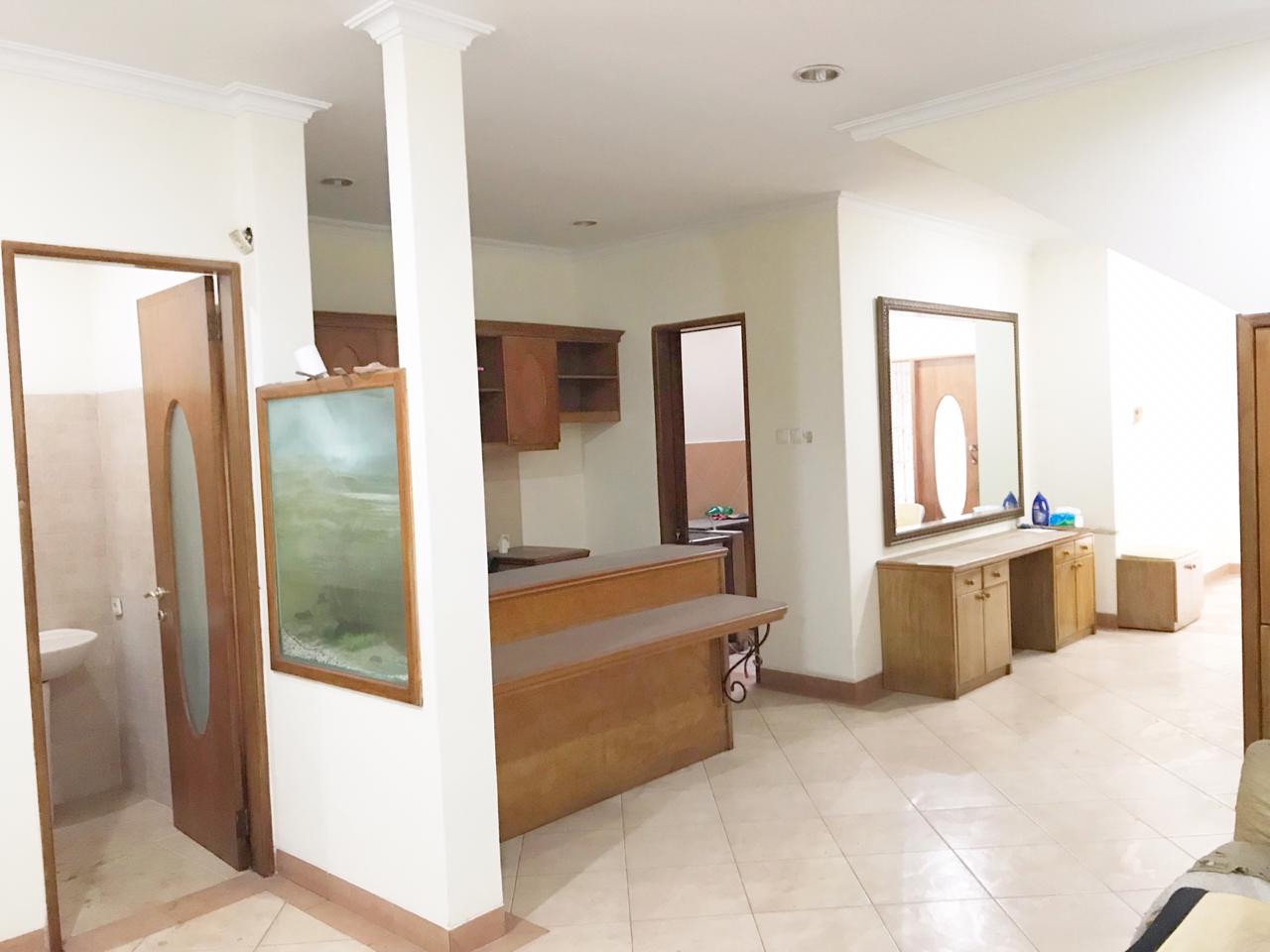 Rumah 2 Lantai 4 Kamar Tidur dengan Akses Dekat ke Pondok Indah Mall