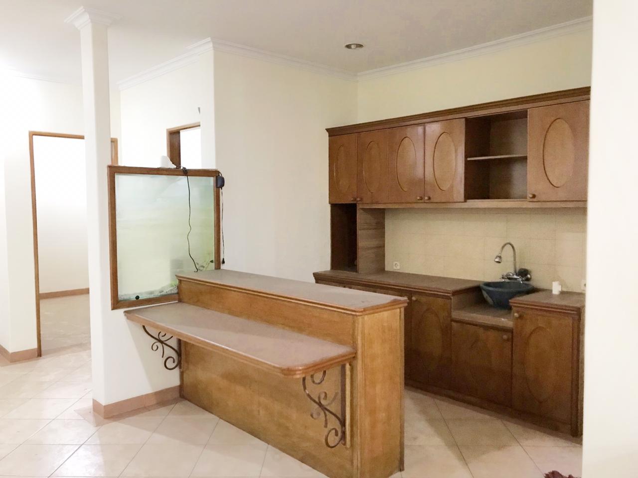 Rumah 2 Lantai 4 Kamar Tidur dengan Akses Dekat ke Pondok Indah Mall