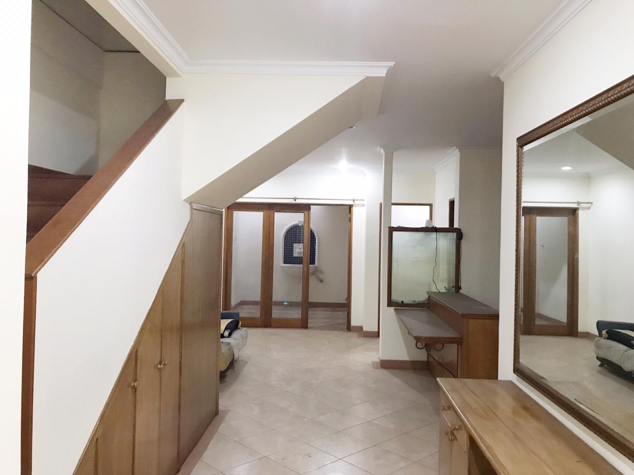 Rumah 2 Lantai 4 Kamar Tidur dengan Akses Dekat ke Pondok Indah Mall