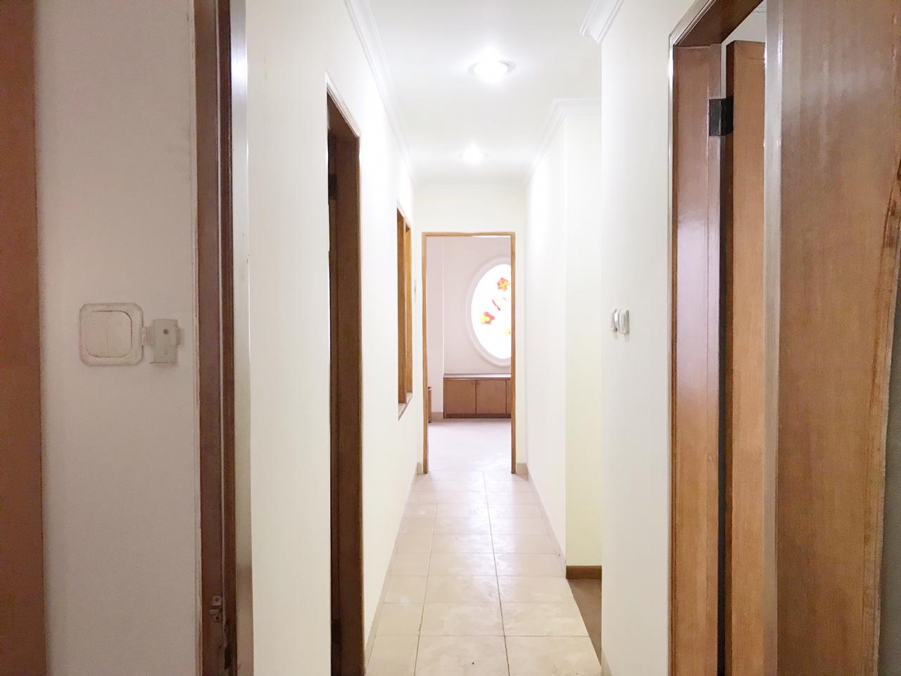 Rumah 2 Lantai 4 Kamar Tidur dengan Akses Dekat ke Pondok Indah Mall