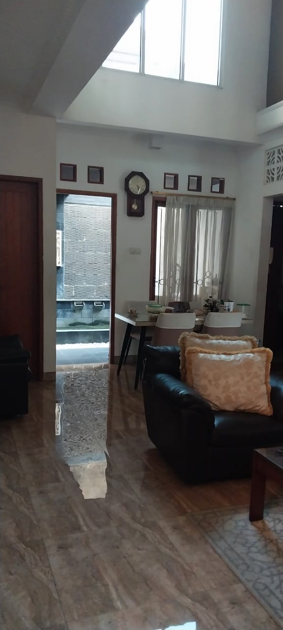 Rumah 2 Lantai di Pondok Indah, Semi Furnish, Hadap Timur