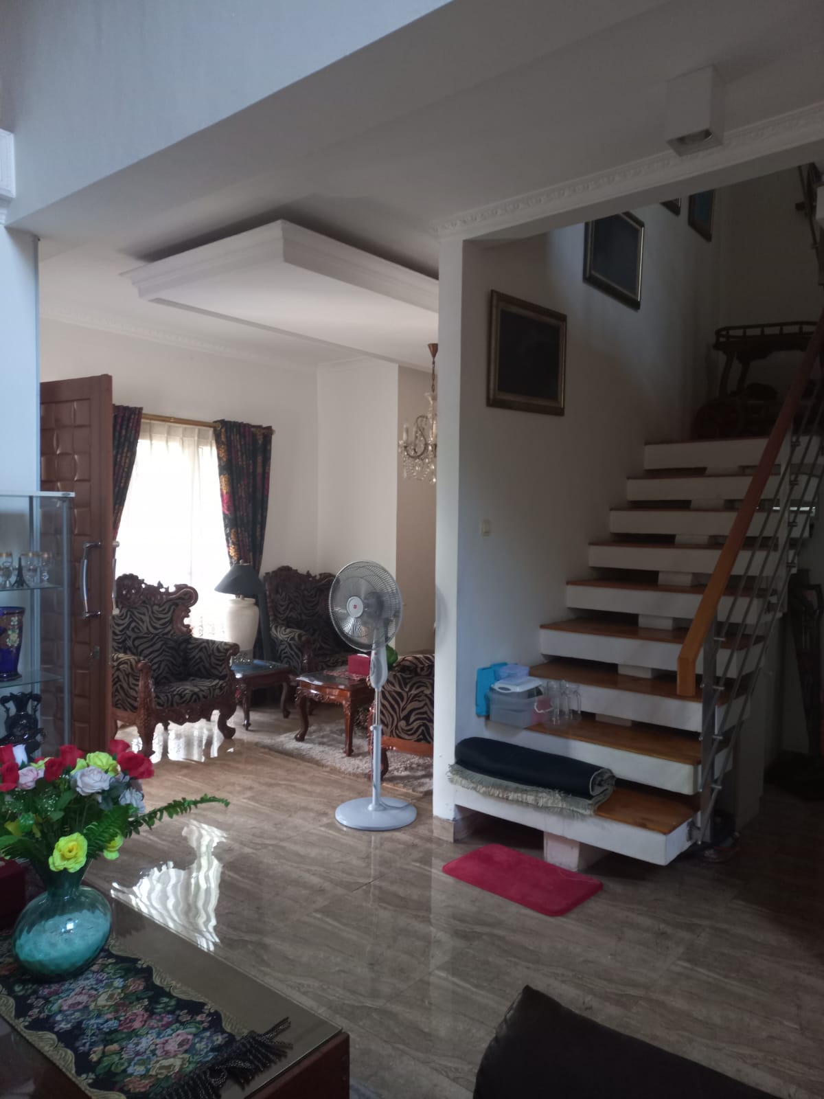 Rumah 2 Lantai di Pondok Indah, Semi Furnish, Hadap Timur