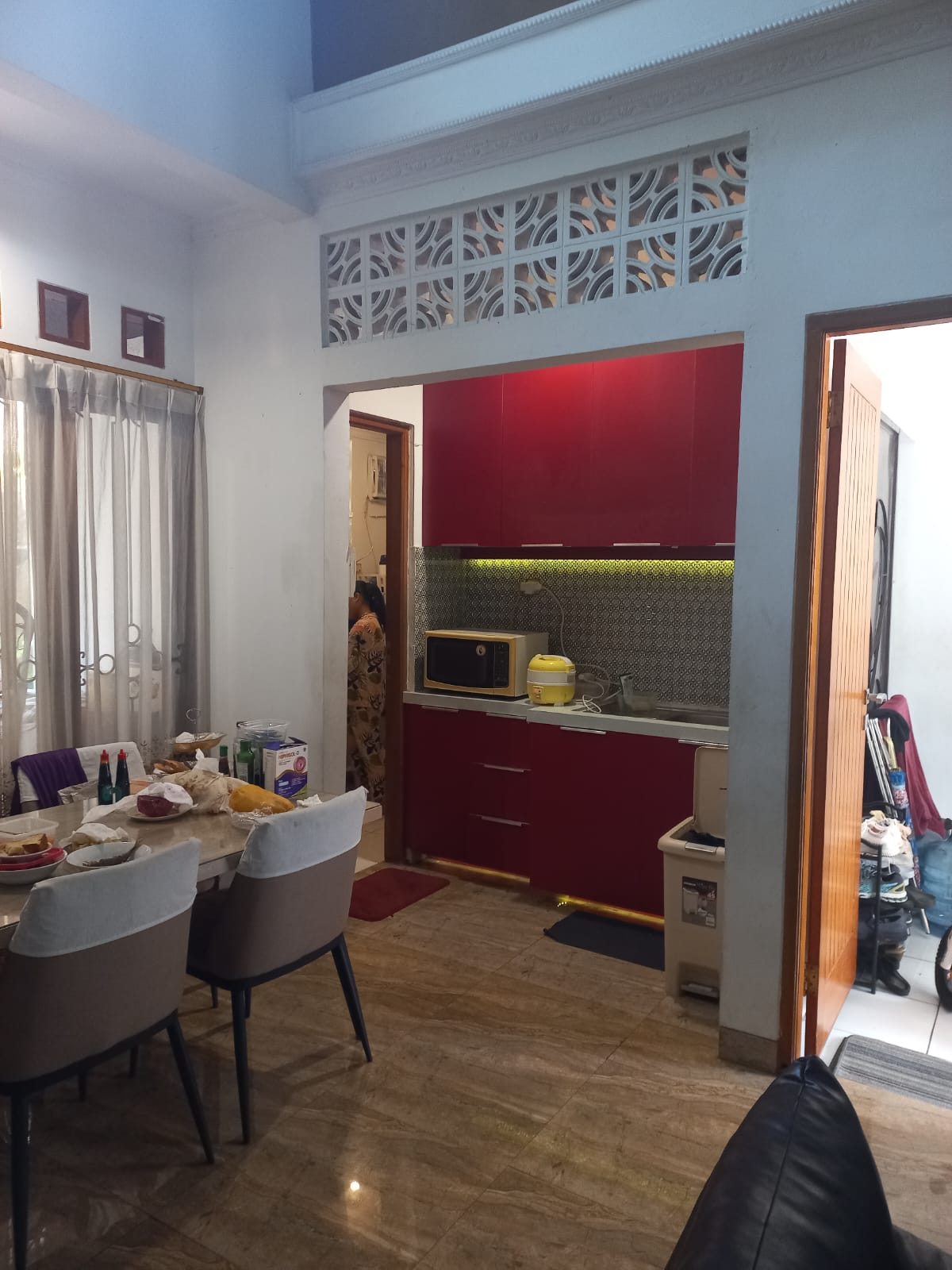 Rumah 2 Lantai di Pondok Indah, Semi Furnish, Hadap Timur