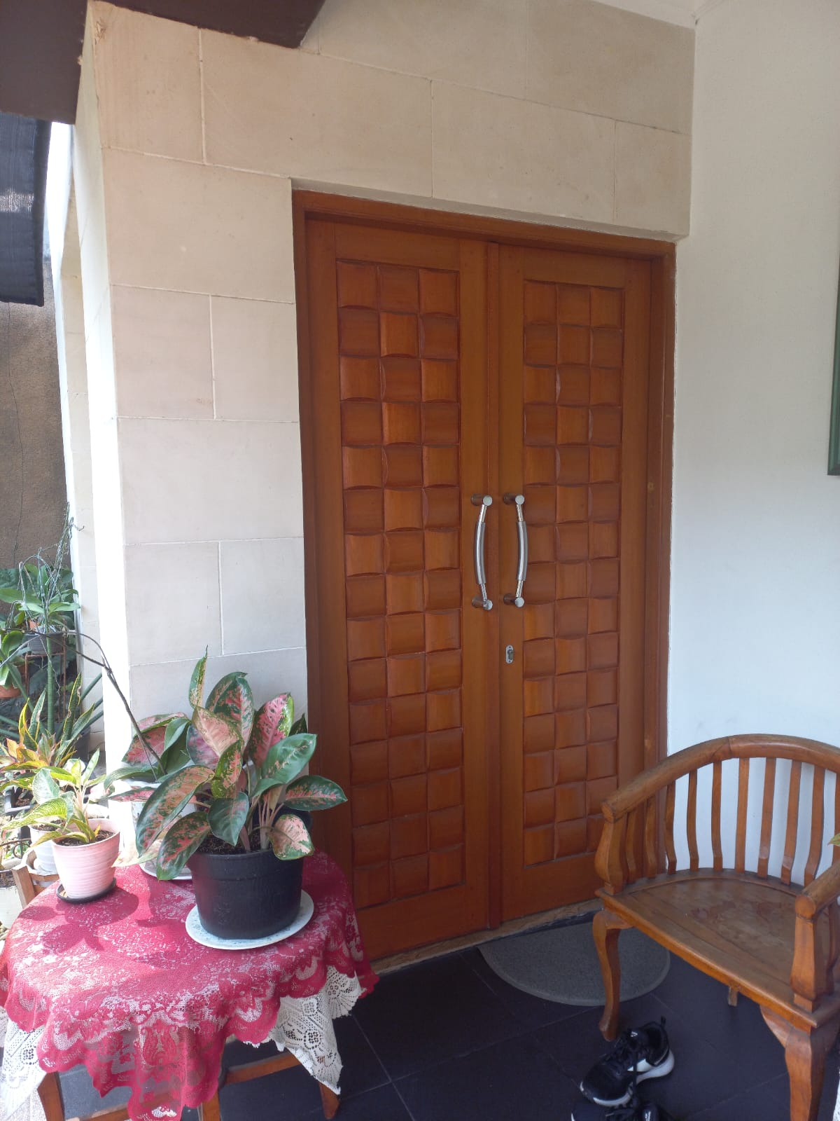 Rumah 2 Lantai di Pondok Indah, Semi Furnish, Hadap Timur