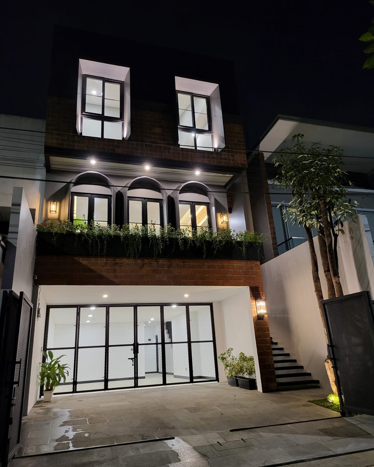 Rumah Brand New 3,5 Lantai di Pondok Indah, Ada Roof Top dan Kolam Renang, Carport 4 Mobil