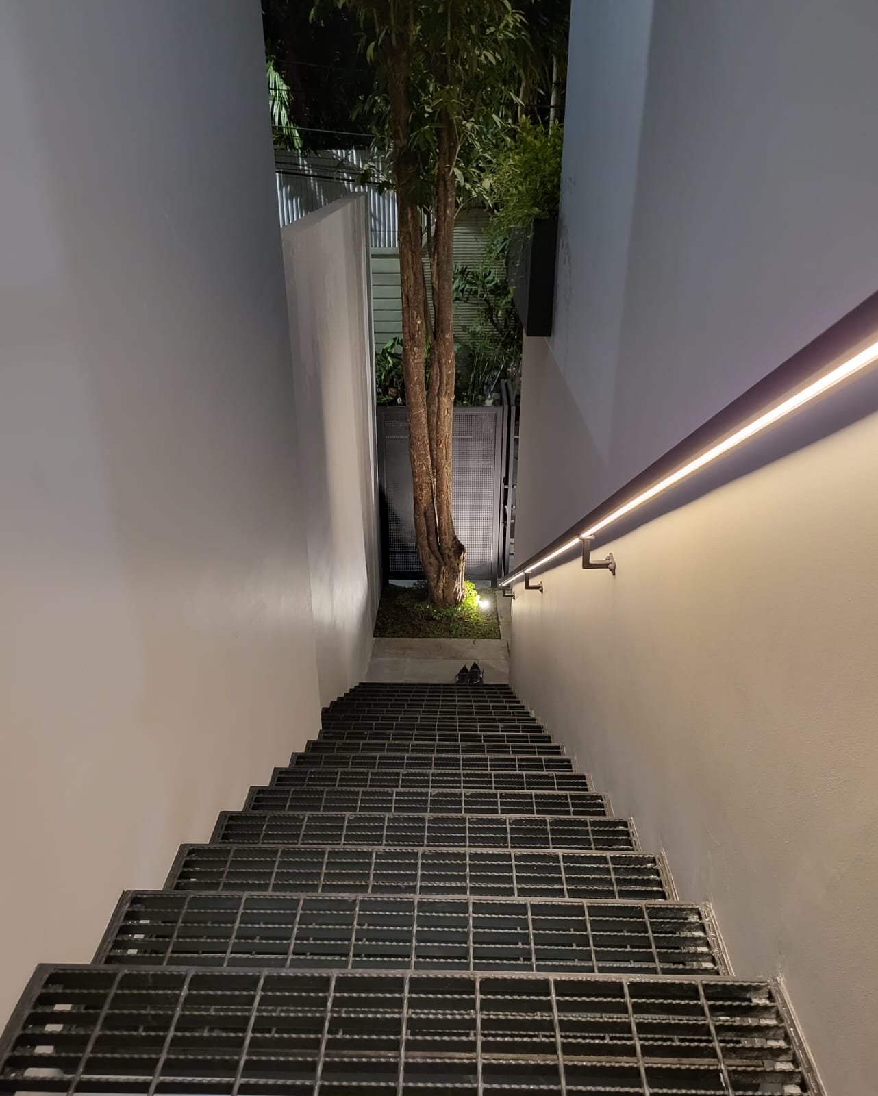 Rumah Brand New 3,5 Lantai di Pondok Indah, Ada Roof Top dan Kolam Renang, Carport 4 Mobil