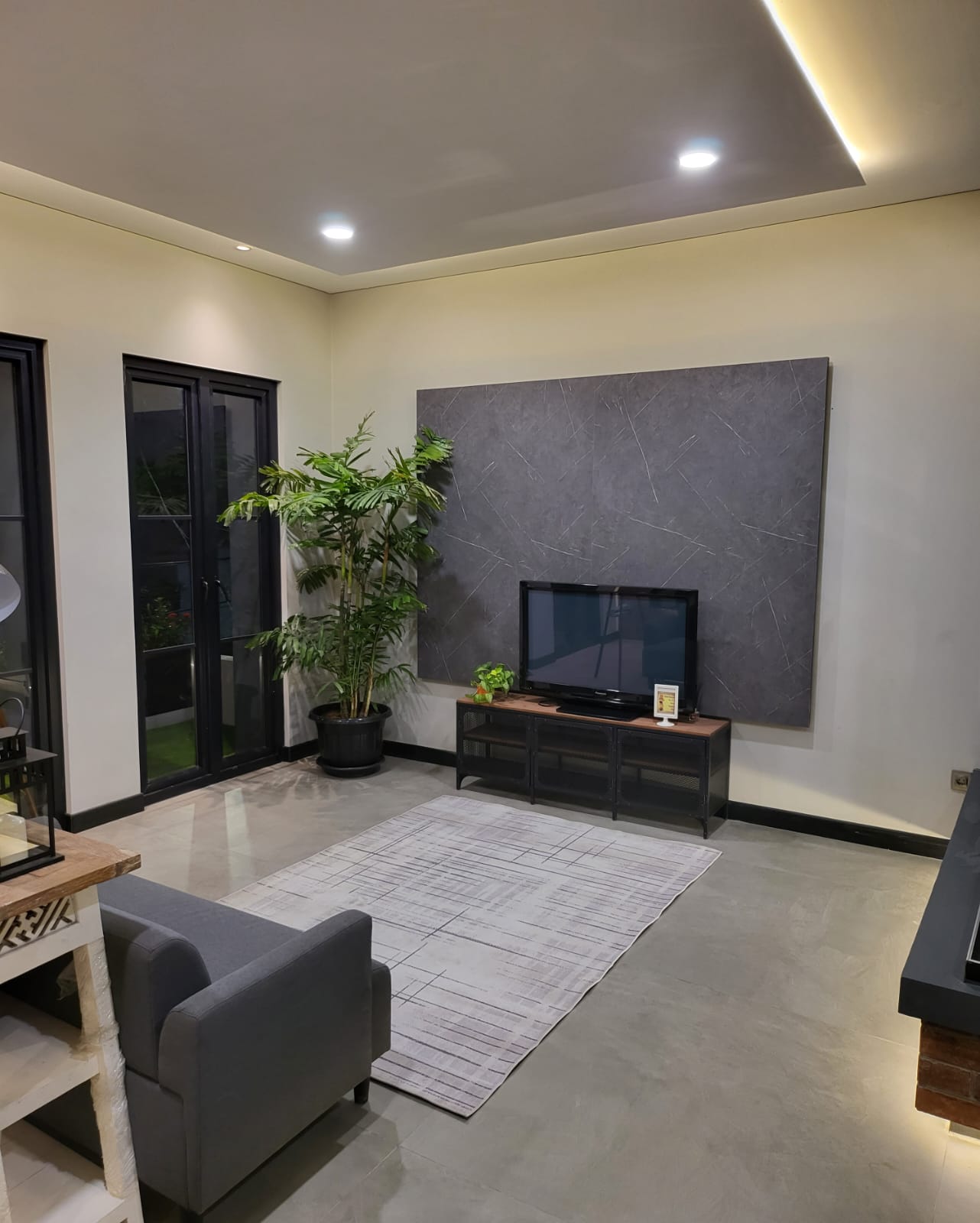 Rumah Brand New 3,5 Lantai di Pondok Indah, Ada Roof Top dan Kolam Renang, Carport 4 Mobil