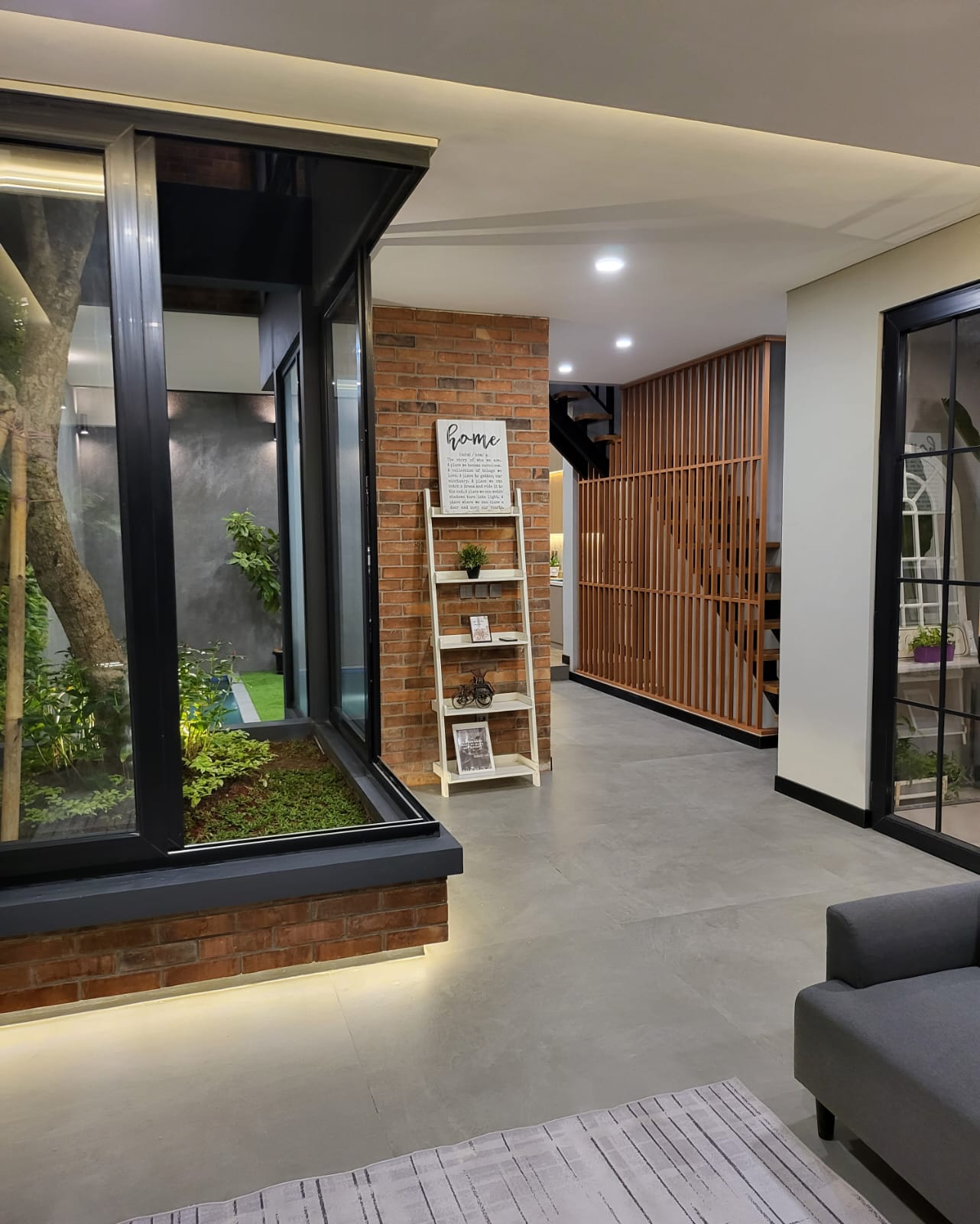Rumah Brand New 3,5 Lantai di Pondok Indah, Ada Roof Top dan Kolam Renang, Carport 4 Mobil