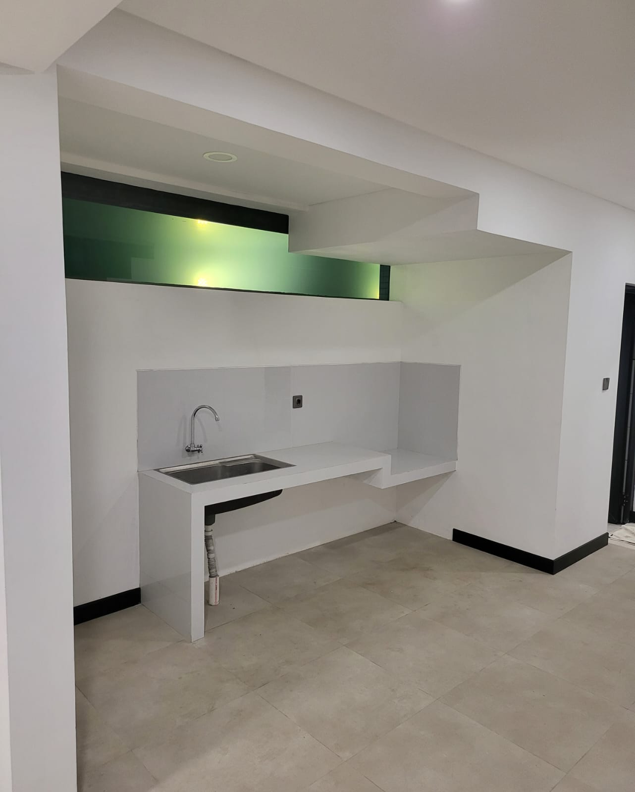 Rumah Brand New 3,5 Lantai di Pondok Indah, Ada Roof Top dan Kolam Renang, Carport 4 Mobil