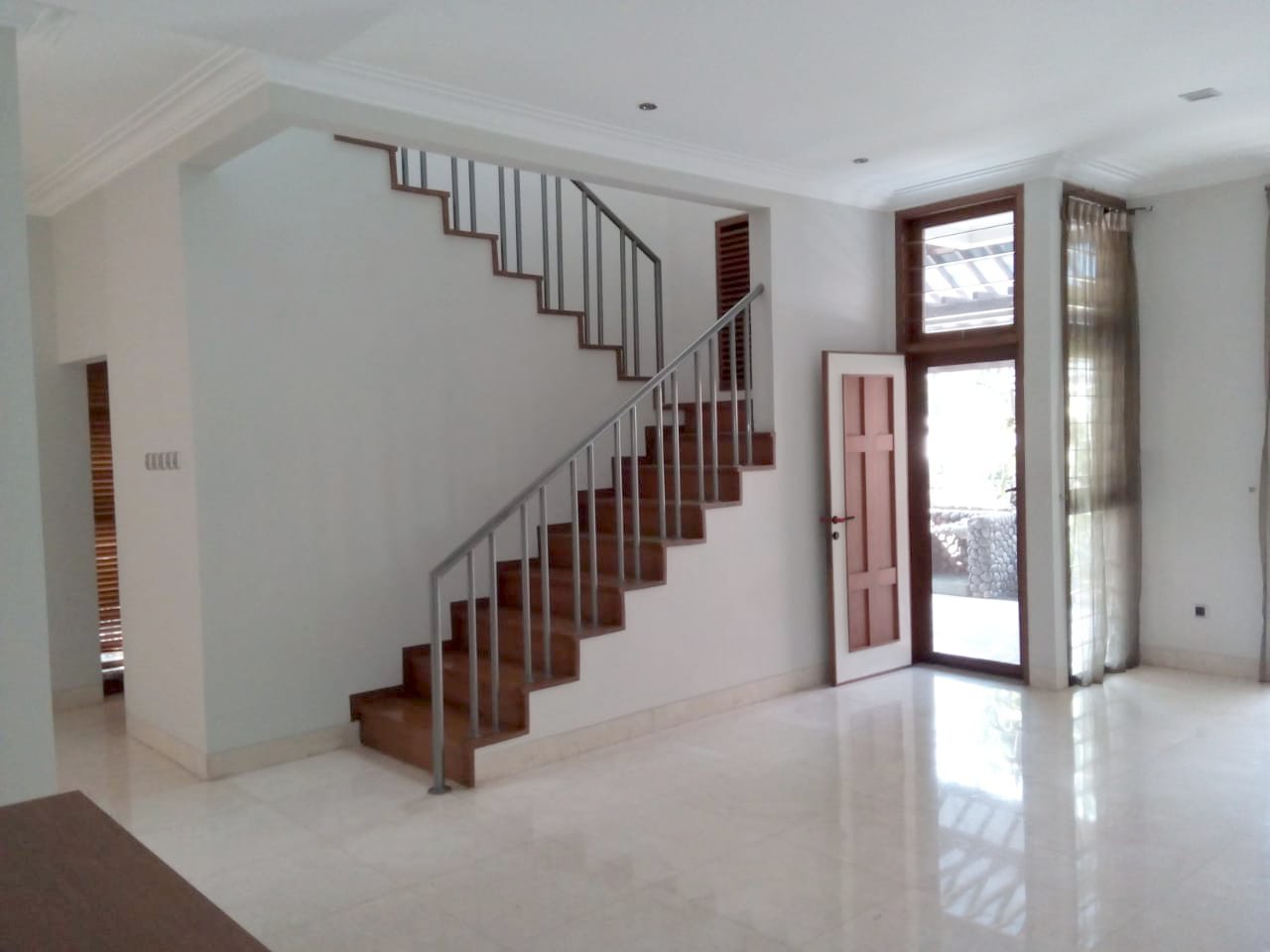 Rumah Terawat 2 Lantai Posisi Hook, Jalan 2 Mobil, Lokasi Tenang - Lokasi Pondok Indah