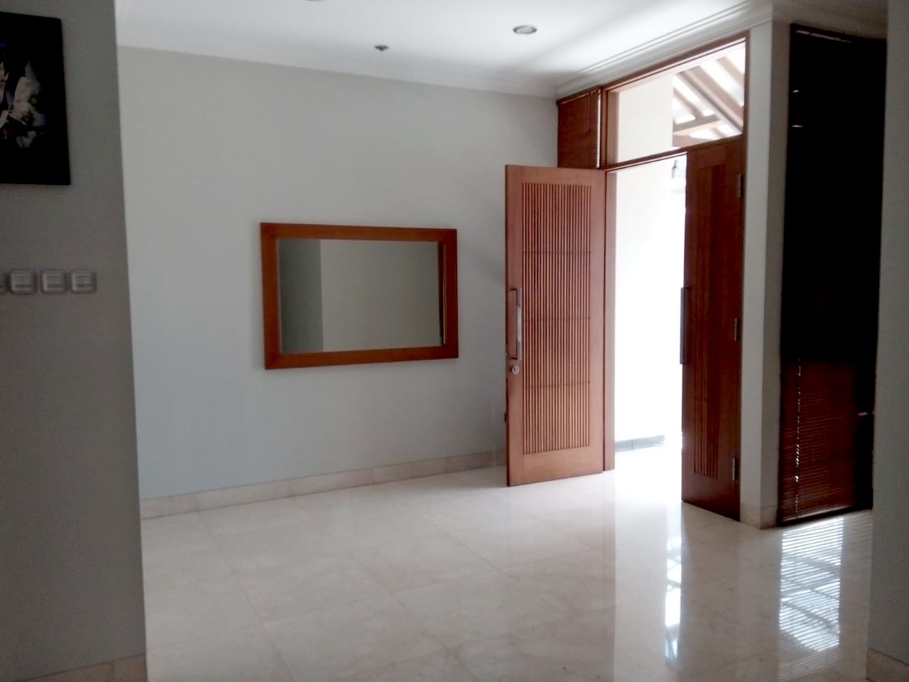 Rumah Terawat 2 Lantai Posisi Hook, Jalan 2 Mobil, Lokasi Tenang - Lokasi Pondok Indah