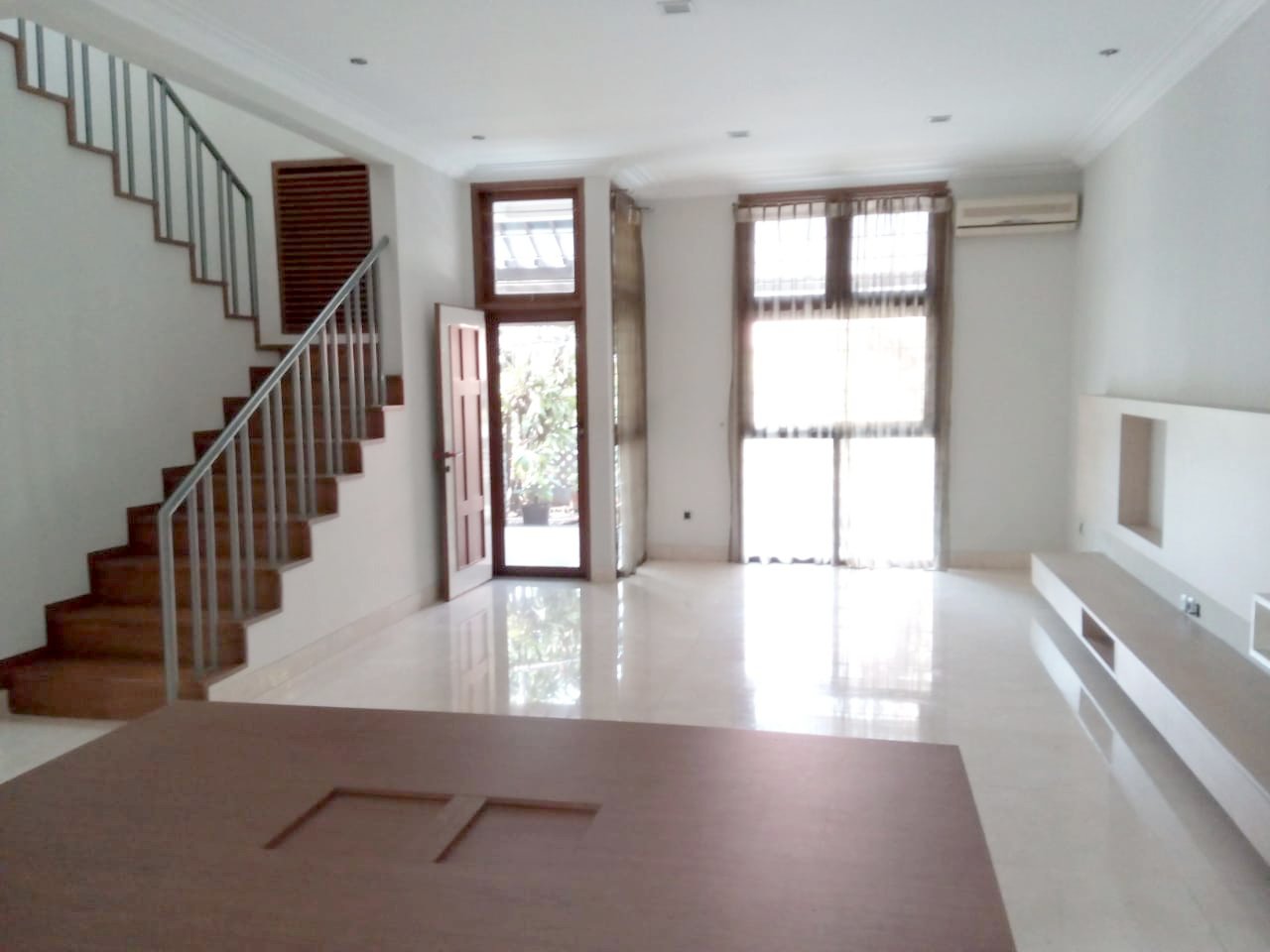 Rumah Terawat 2 Lantai Posisi Hook, Jalan 2 Mobil, Lokasi Tenang - Lokasi Pondok Indah