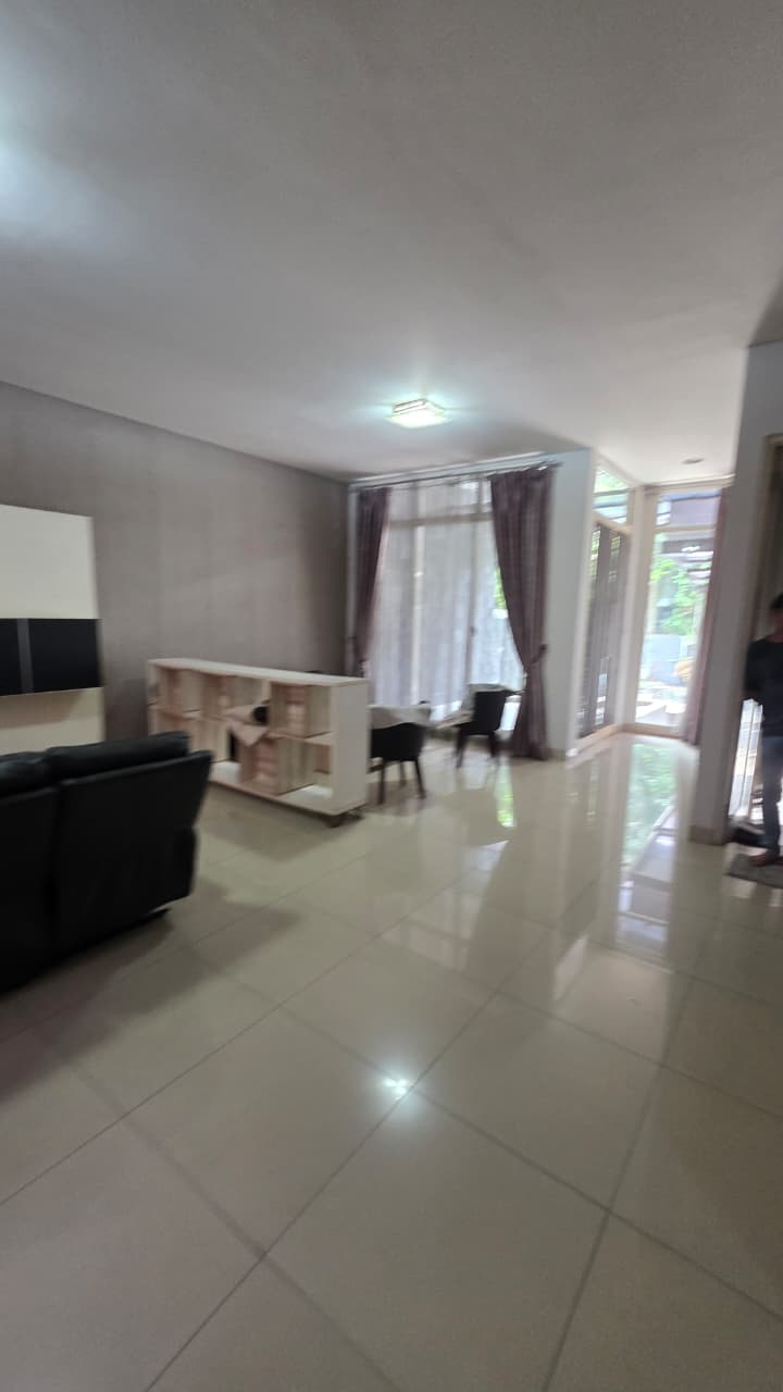 Rumah Furnished Siap Huni Dalam Komplek. Akses Cepat ke Pondok Indah dan Tb Simatupang.