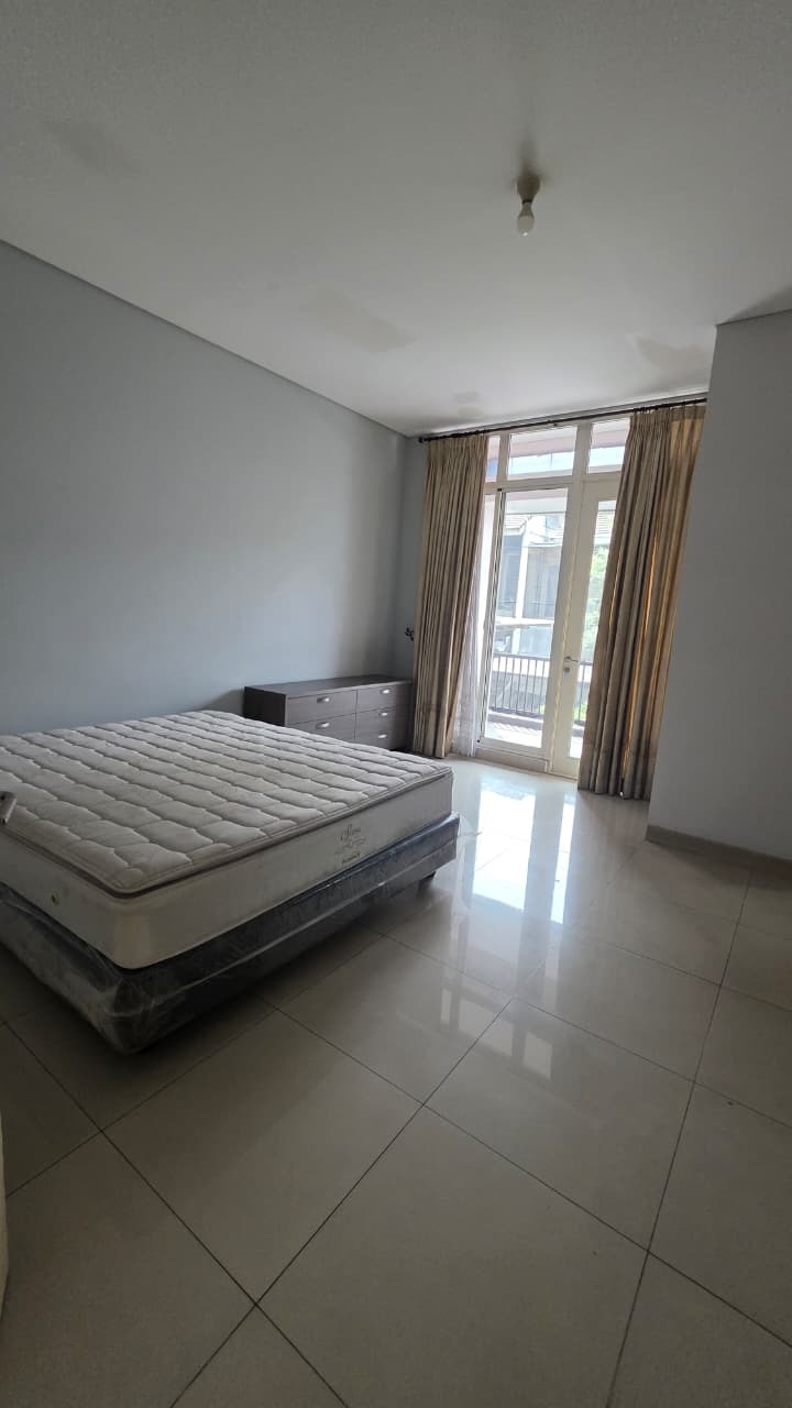 Rumah Furnished Siap Huni Dalam Komplek. Akses Cepat ke Pondok Indah dan Tb Simatupang.