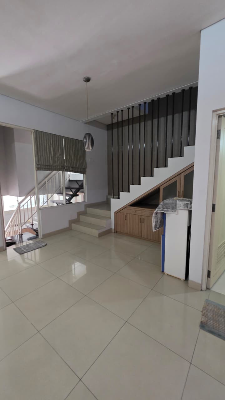 Rumah Furnished Siap Huni Dalam Komplek. Akses Cepat ke Pondok Indah dan Tb Simatupang.