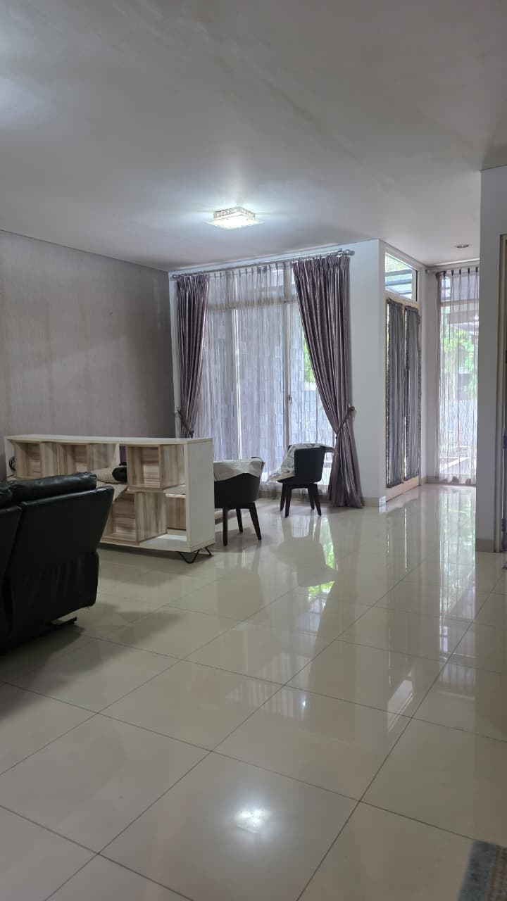 Rumah Furnished Siap Huni Dalam Komplek. Akses Cepat ke Pondok Indah dan Tb Simatupang.