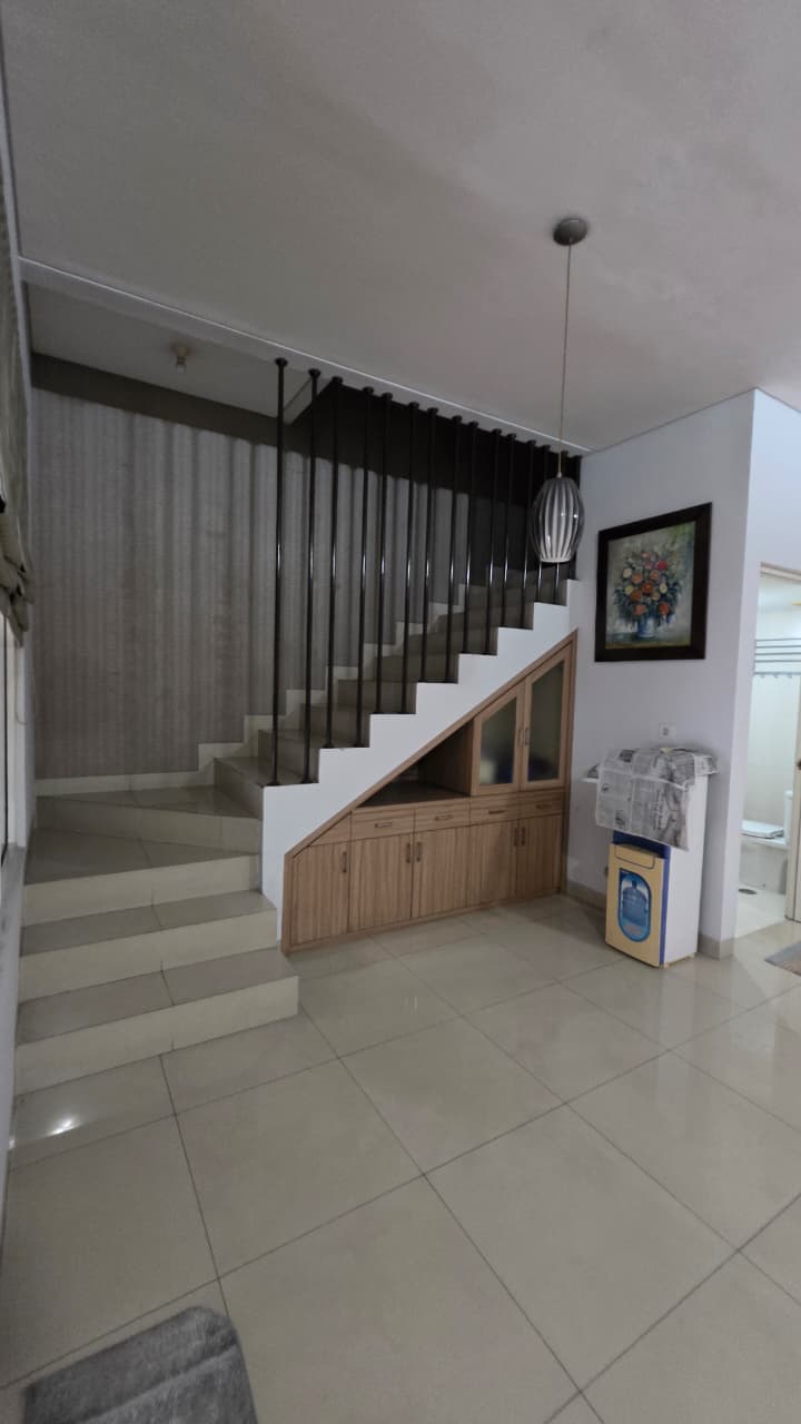 Rumah Furnished Siap Huni Dalam Komplek. Akses Cepat ke Pondok Indah dan Tb Simatupang.