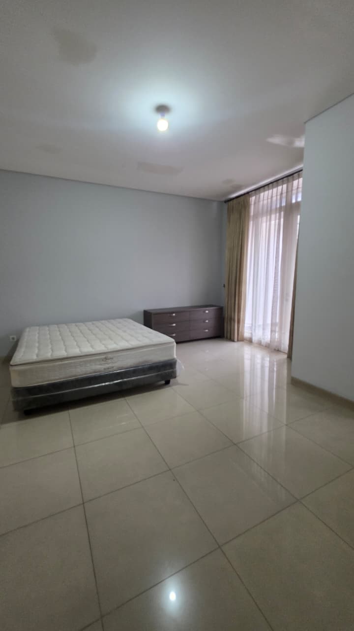 Rumah Furnished Siap Huni Dalam Komplek. Akses Cepat ke Pondok Indah dan Tb Simatupang.