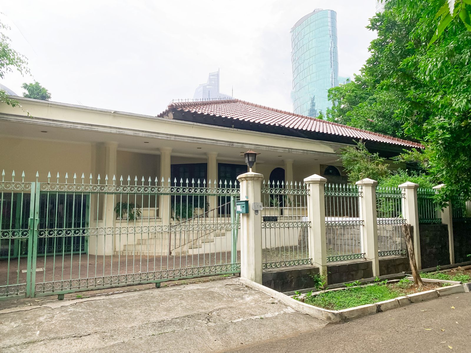 Rumah Posisi Huk di Kuningan - Tanah 865 M², 6+3 KT, Parkir 8 Mobil