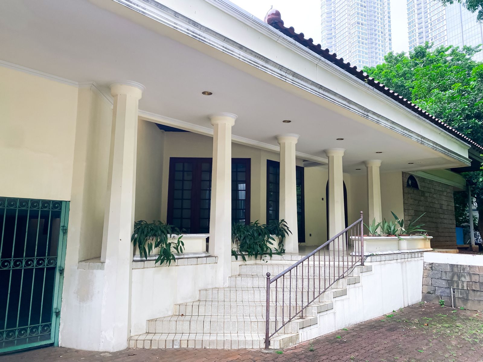 Rumah Posisi Huk di Kuningan - Tanah 865 M², 6+3 KT, Parkir 8 Mobil