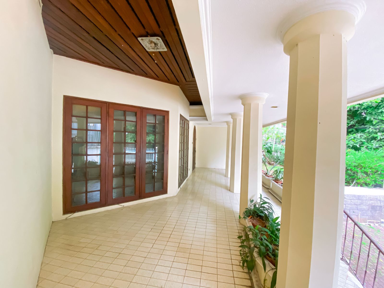 Rumah Posisi Huk di Kuningan - Tanah 865 M², 6+3 KT, Parkir 8 Mobil