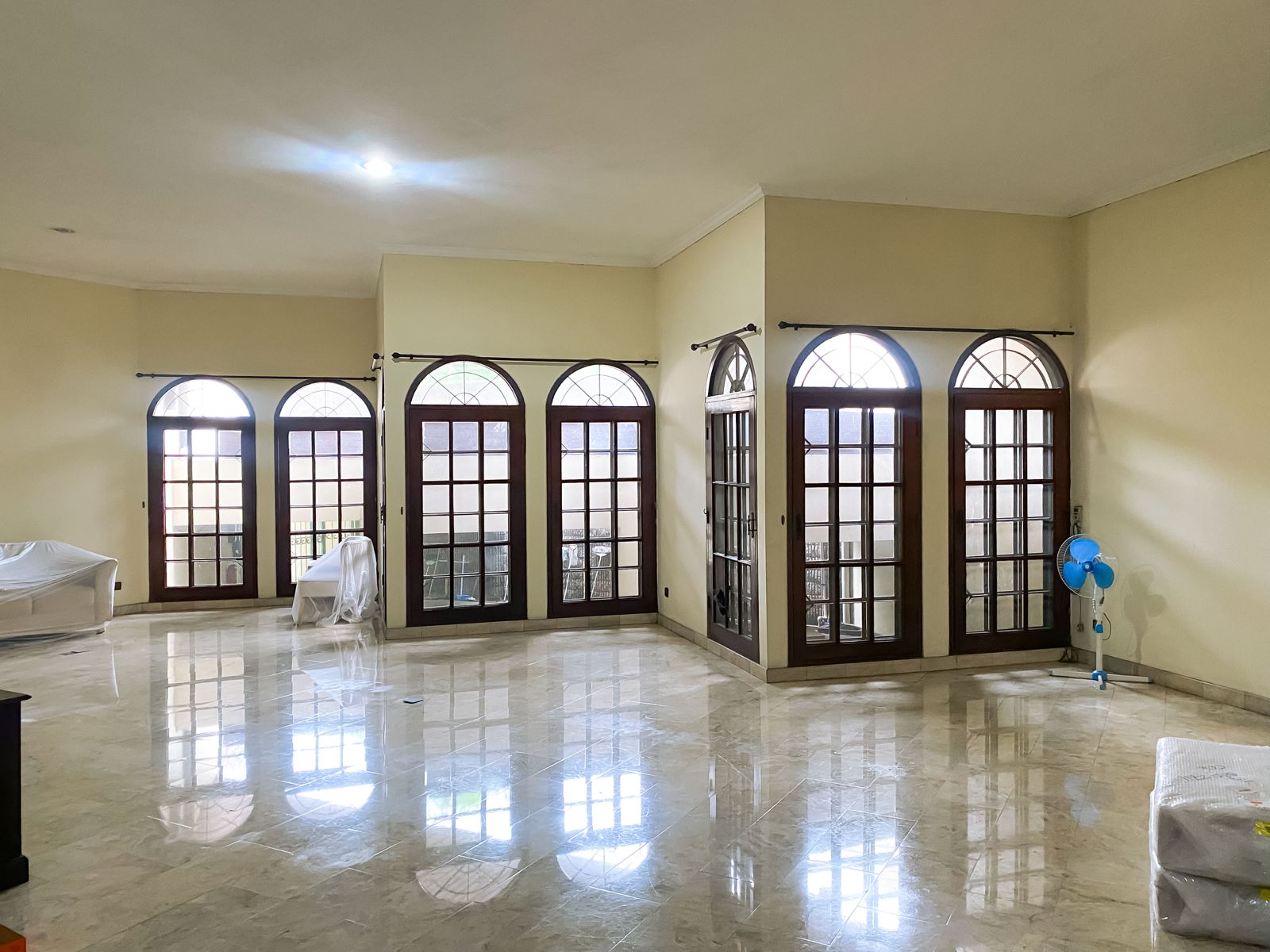 Rumah Posisi Huk di Kuningan - Tanah 865 M², 6+3 KT, Parkir 8 Mobil