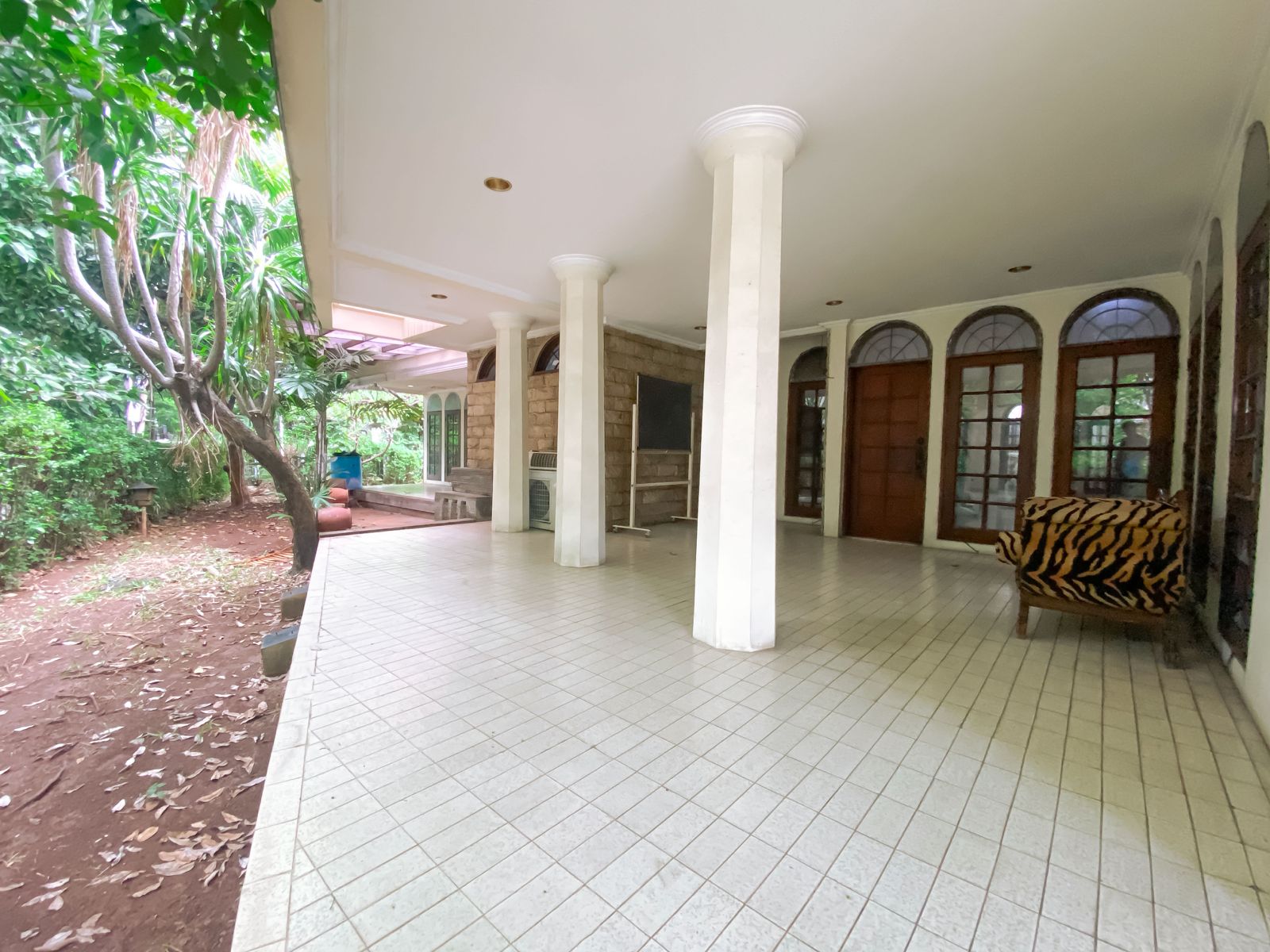 Rumah Posisi Huk di Kuningan - Tanah 865 M², 6+3 KT, Parkir 8 Mobil