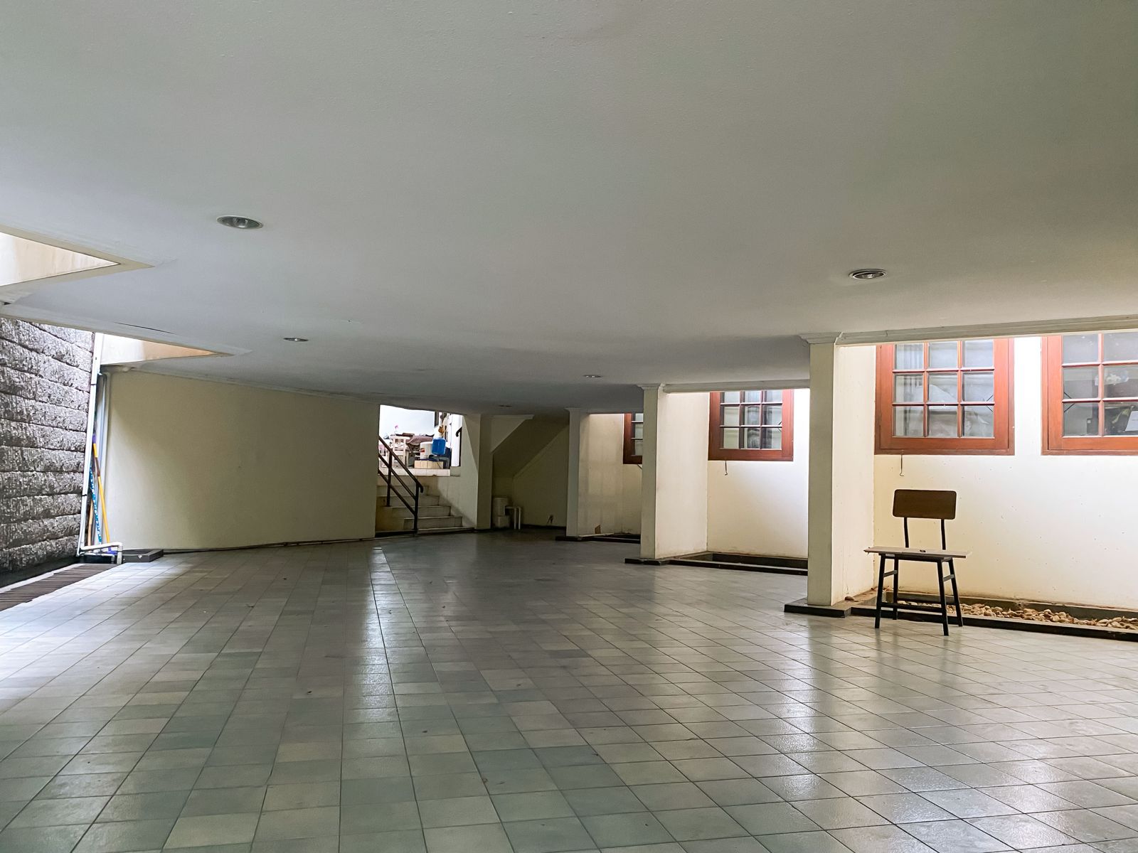 Rumah Posisi Huk di Kuningan - Tanah 865 M², 6+3 KT, Parkir 8 Mobil