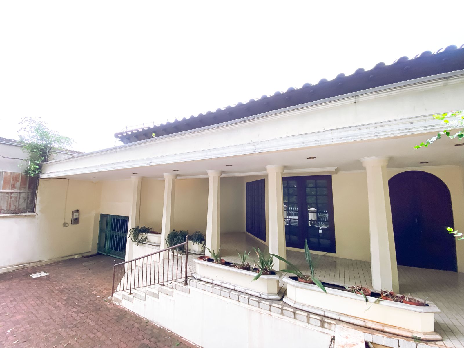 Rumah Posisi Huk di Kuningan - Tanah 865 M², 6+3 KT, Parkir 8 Mobil