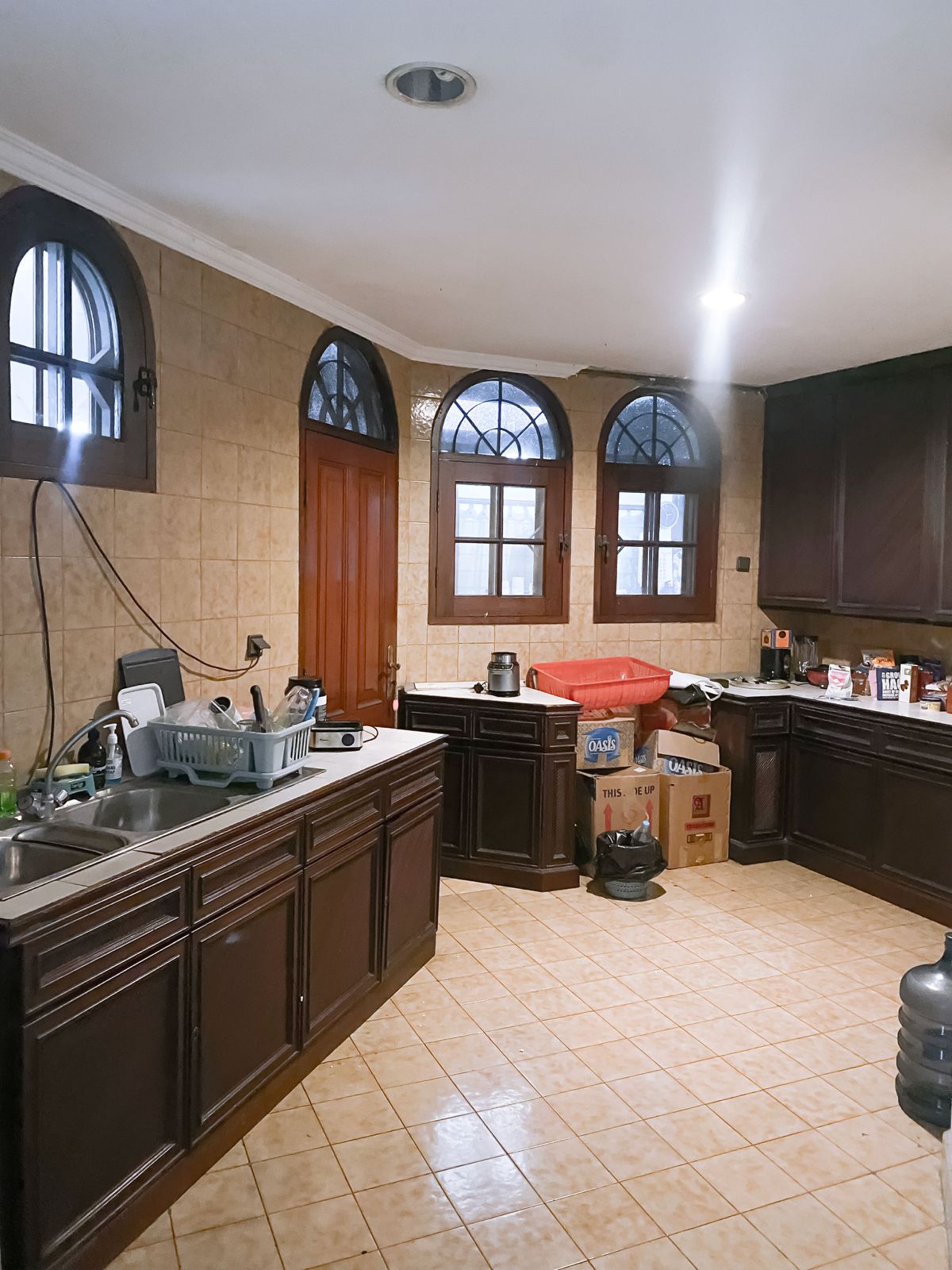 Rumah Posisi Huk di Kuningan - Tanah 865 M², 6+3 KT, Parkir 8 Mobil