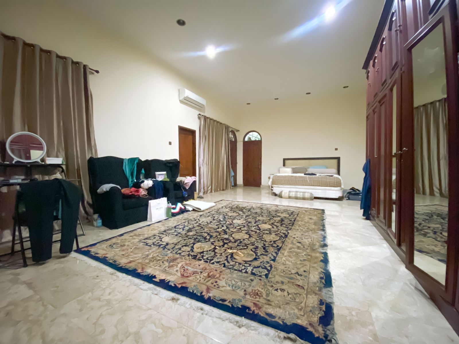 Rumah Posisi Huk di Kuningan - Tanah 865 M², 6+3 KT, Parkir 8 Mobil
