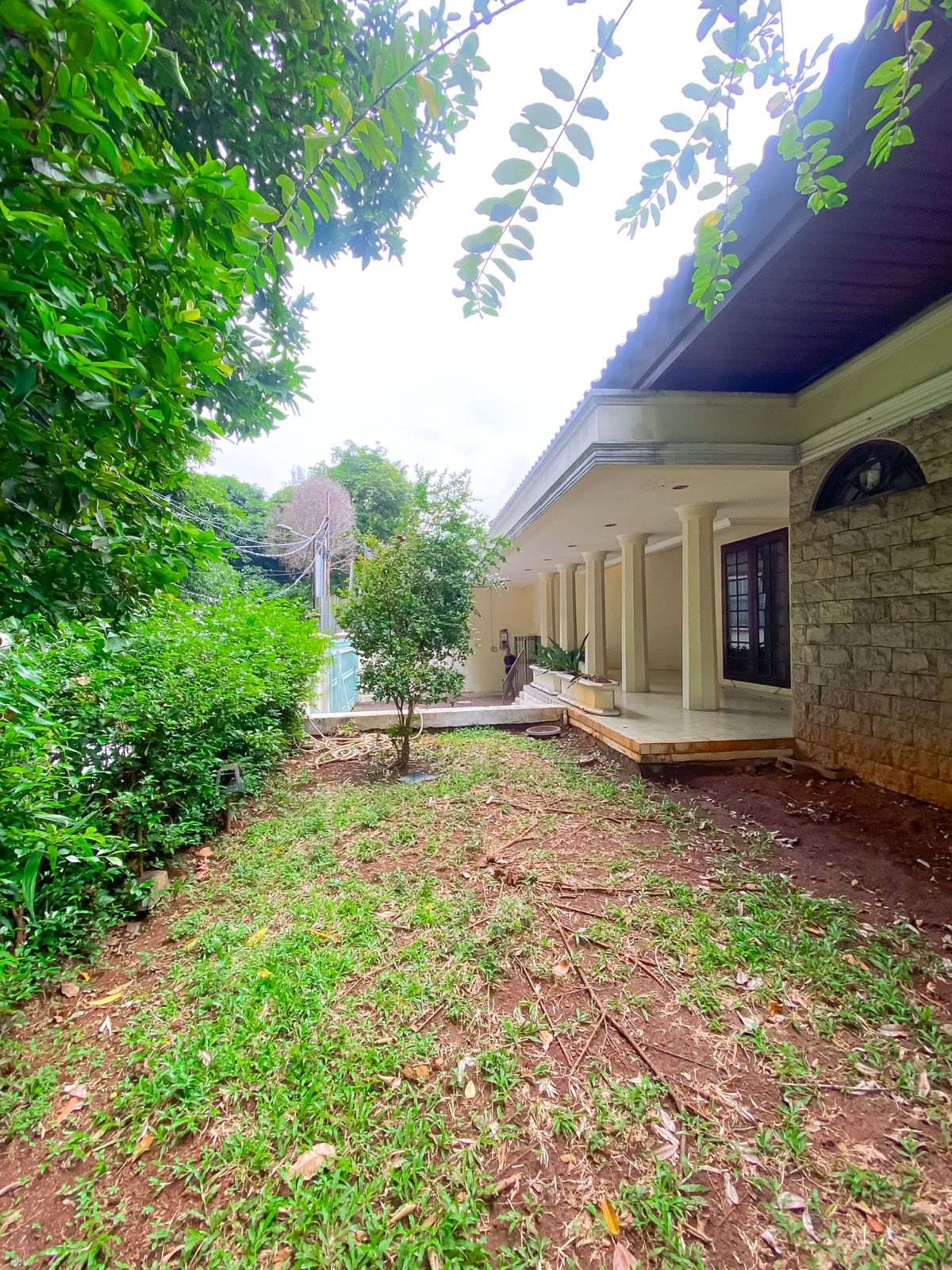 Rumah Posisi Huk di Kuningan - Tanah 865 M², 6+3 KT, Parkir 8 Mobil