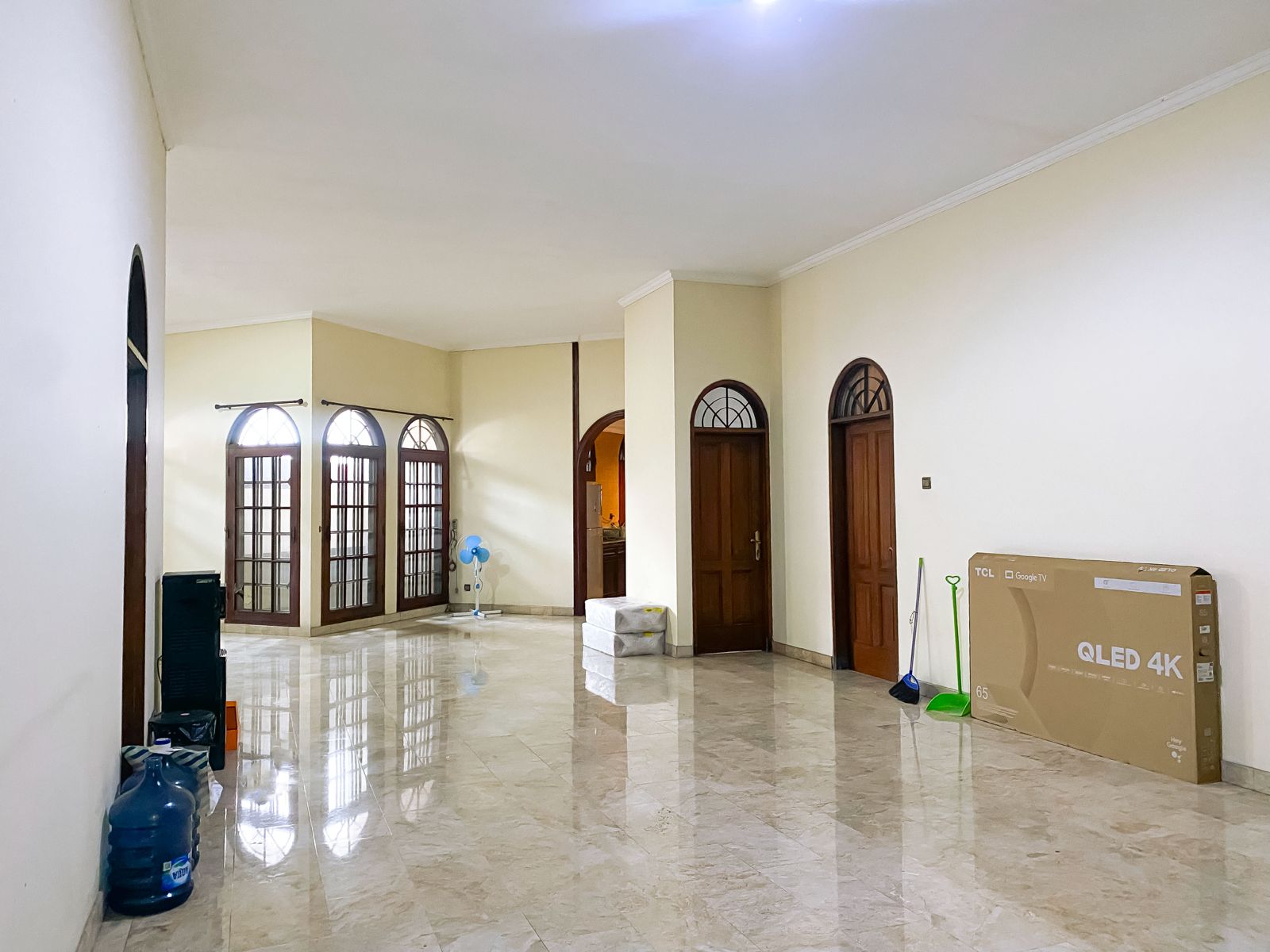 Rumah Posisi Huk di Kuningan - Tanah 865 M², 6+3 KT, Parkir 8 Mobil