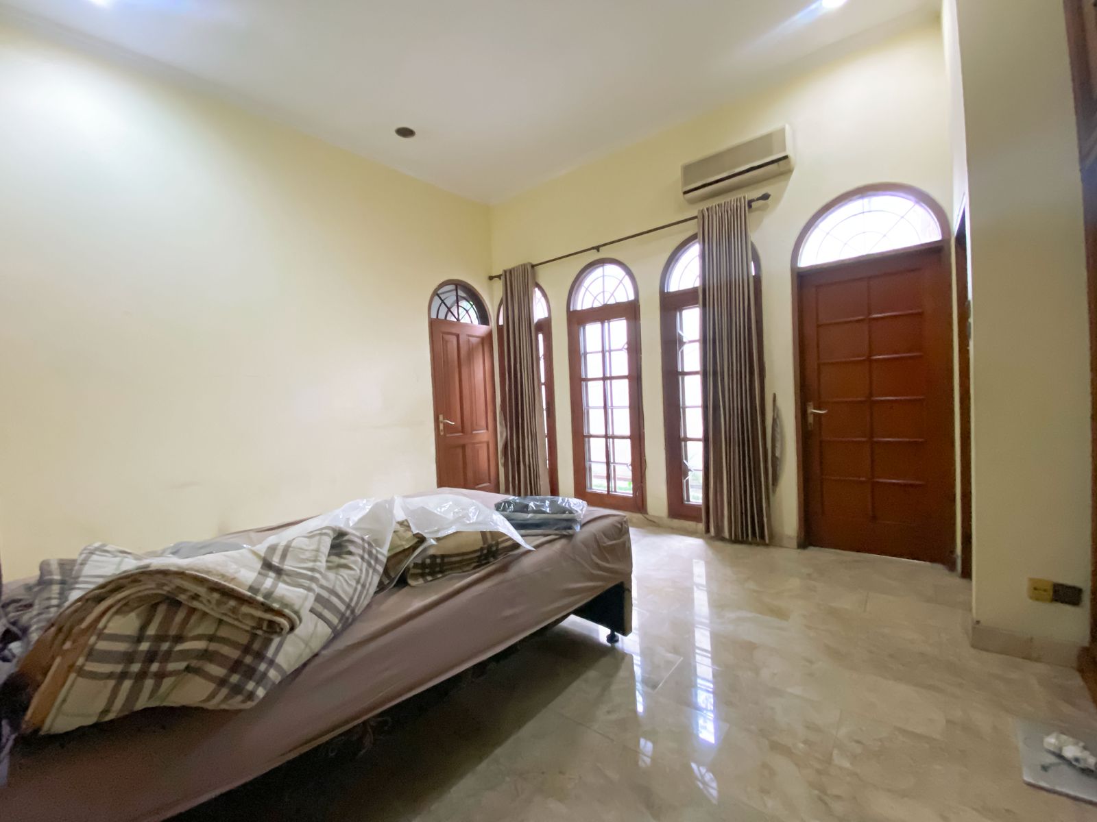 Rumah Posisi Huk di Kuningan - Tanah 865 M², 6+3 KT, Parkir 8 Mobil