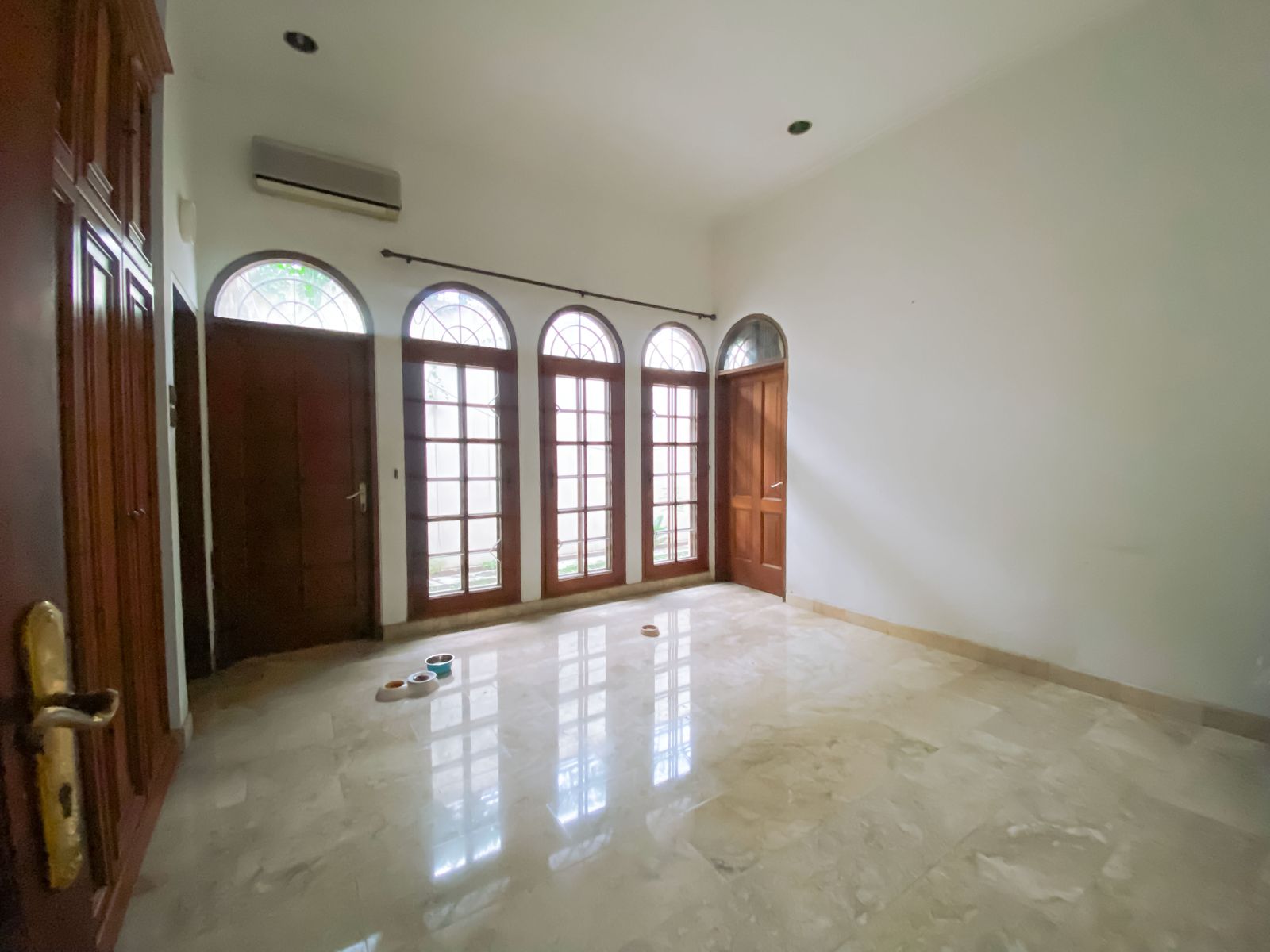 Rumah Posisi Huk di Kuningan - Tanah 865 M², 6+3 KT, Parkir 8 Mobil