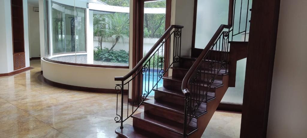 Rumah 2 Lantai di Area Patra Kuningan, Spek Terbaik, Ada Pool