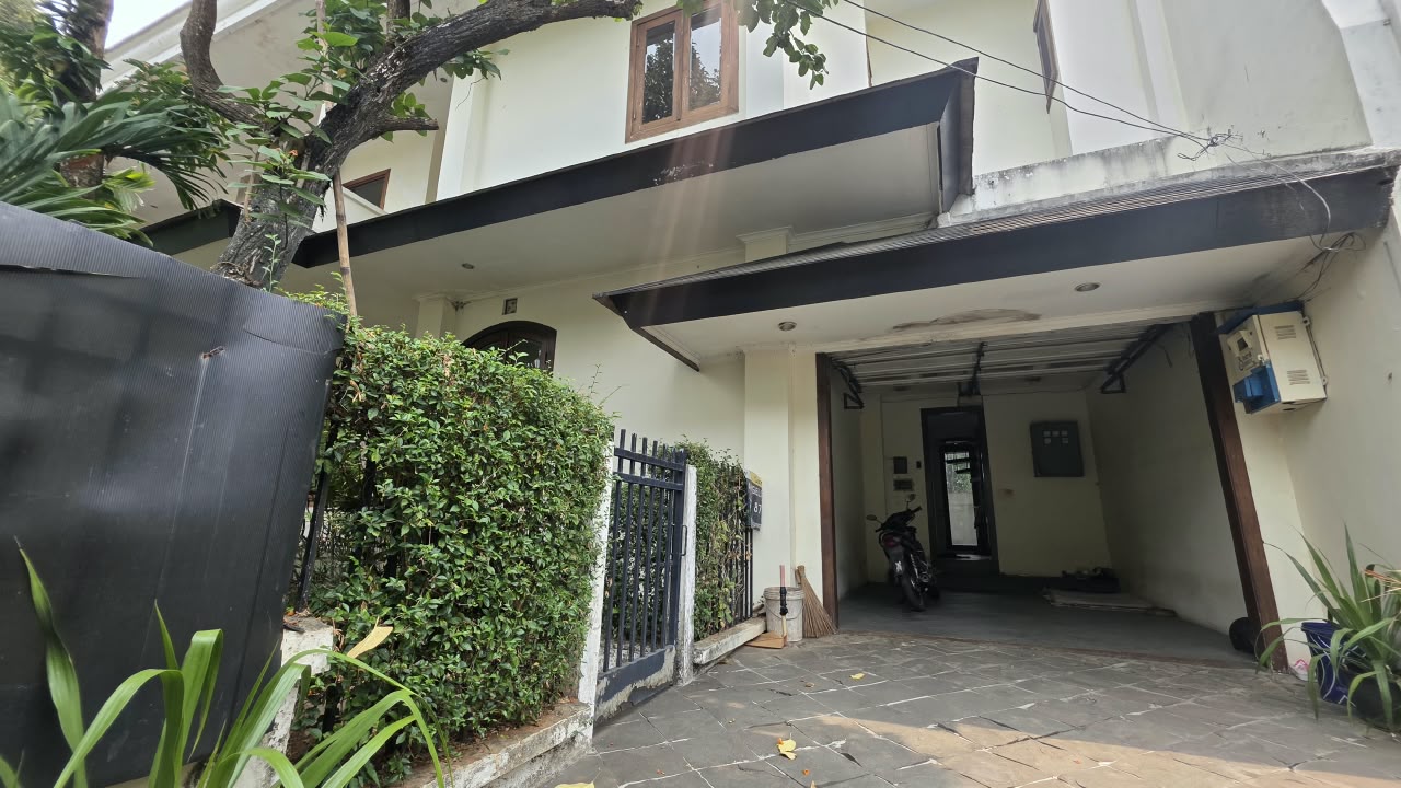 Rumah 2 Lantai di Area Patra Kuningan, Spek Terbaik, Ada Pool