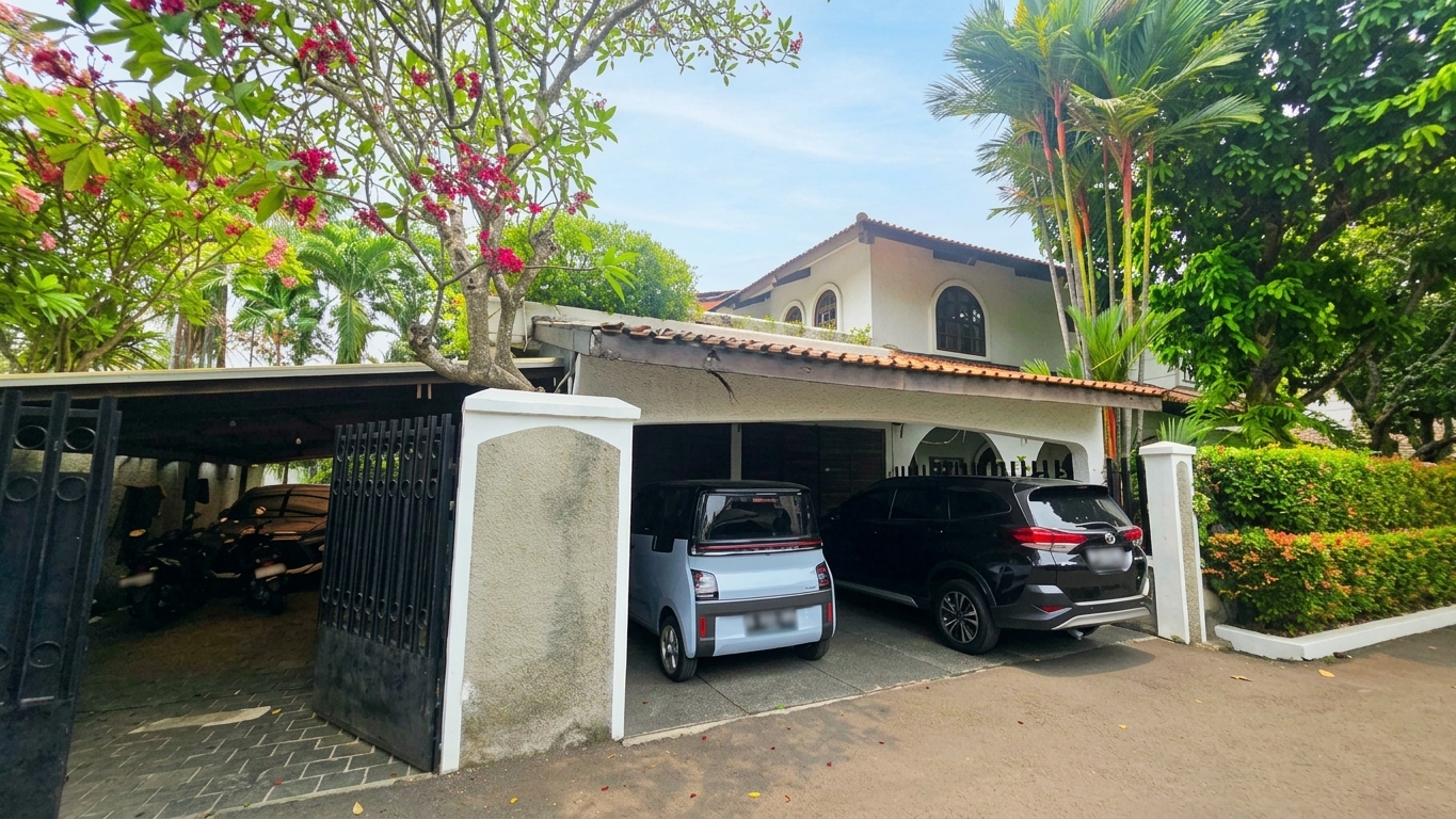 Rumah 2 Lantai Gaya Mediteranian di Patra Kuningan
