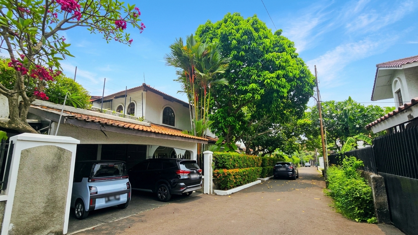 Rumah 2 Lantai Gaya Mediteranian di Patra Kuningan