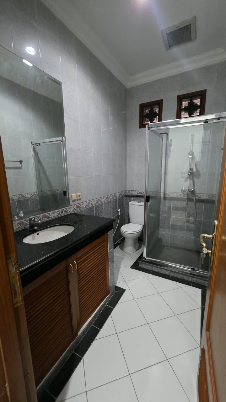 Rumah 2 Lantai di Patra Kuningan, Cocok untuk Kantor Maupun Rumah Tinggal