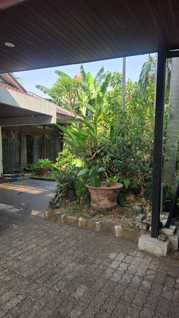 Murah! Rumah Lama 1 Lantai di Patra Kuningan. Backyard Luas