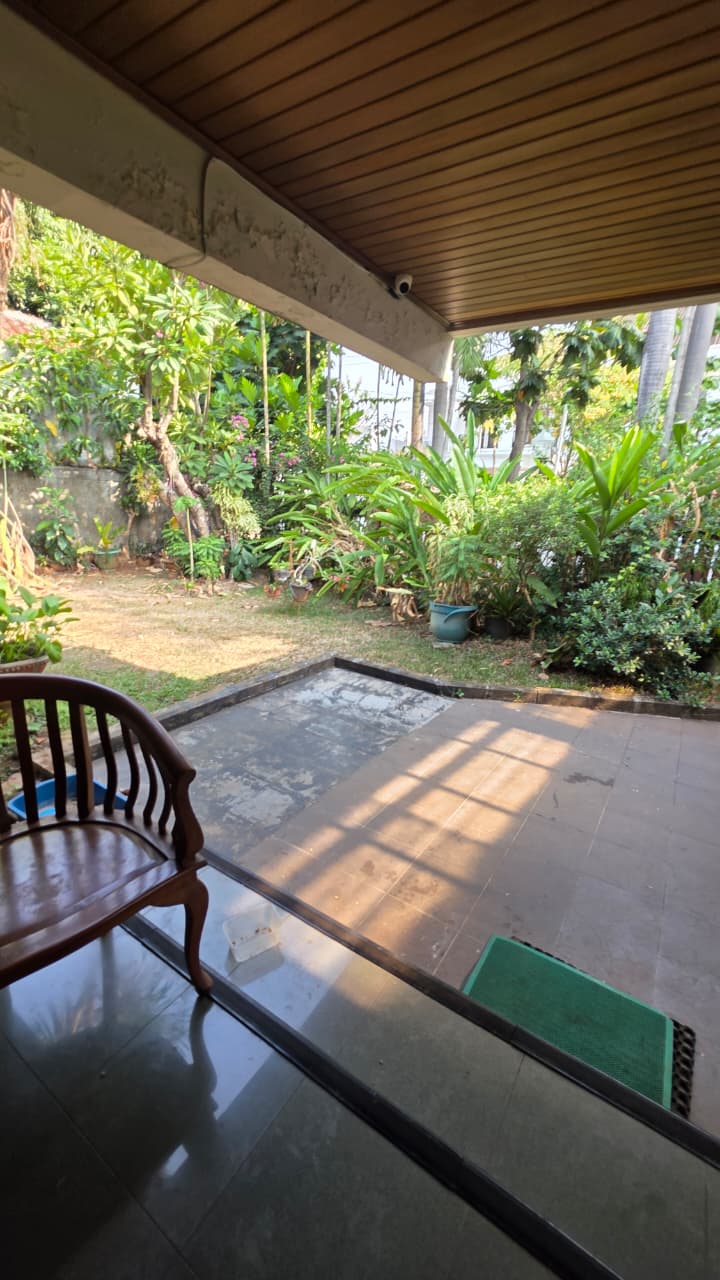 Murah! Rumah Lama 1 Lantai di Patra Kuningan. Backyard Luas