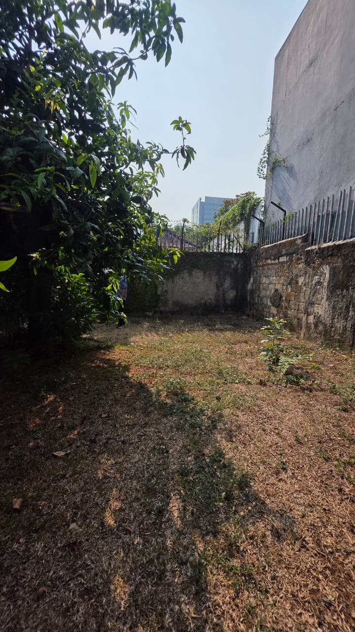 Murah! Rumah Lama 1 Lantai di Patra Kuningan. Backyard Luas