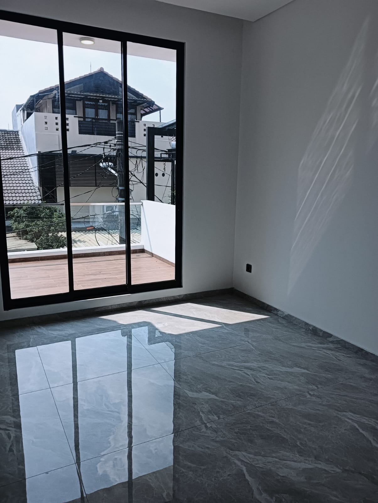 Rumah 3 Lantai di Pondok Indah - New Renov, Ada Kolam Renang, Carport 2 Mobil