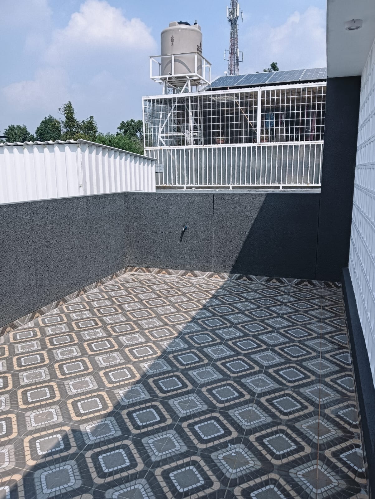 Rumah 3 Lantai di Pondok Indah - New Renov, Ada Kolam Renang, Carport 2 Mobil