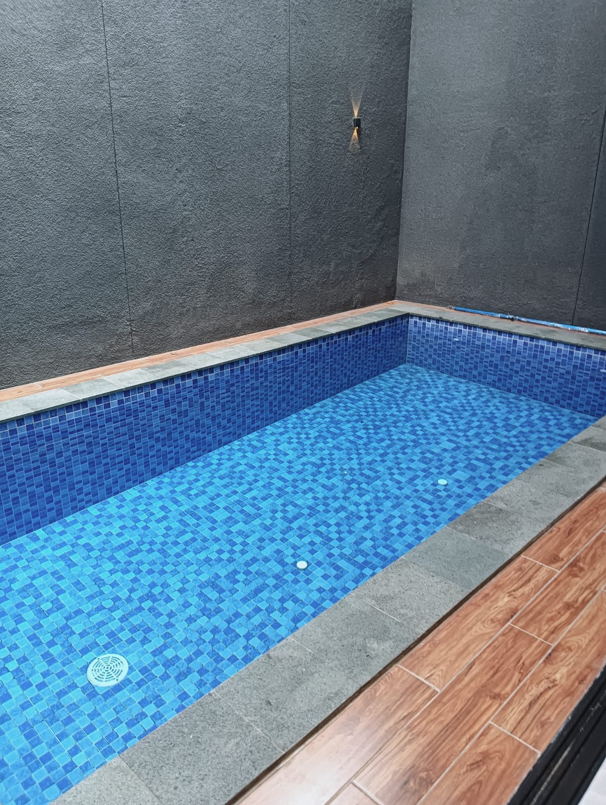 Rumah 3 Lantai di Pondok Indah - New Renov, Ada Kolam Renang, Carport 2 Mobil